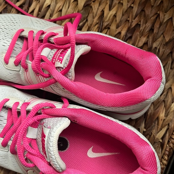 Like New Nike Youth Athletic Shoes in Gray and Pink Size 5.5 EUC Gym - Picture 6 of 7